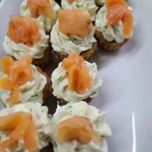 Солени кошнички с Крема сирене и сьомга